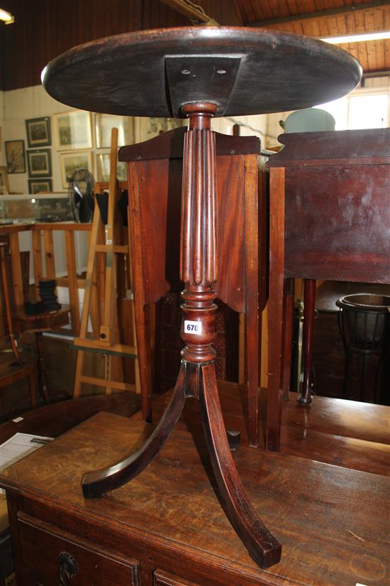Dish top tripod table(-)